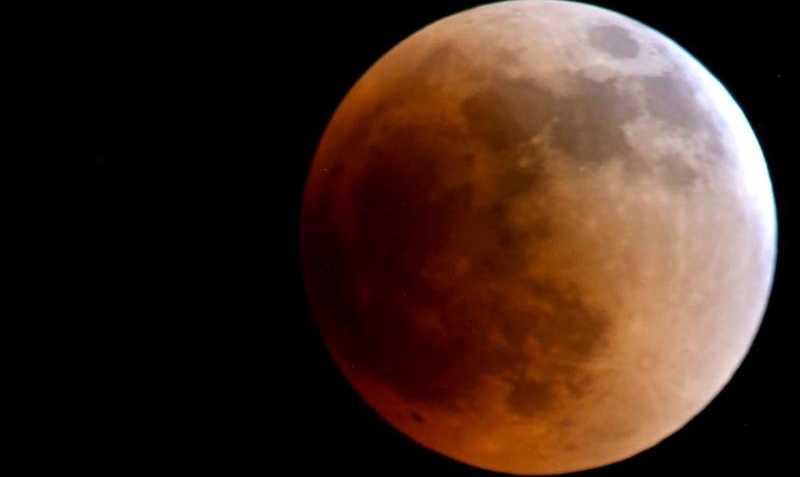 El eclipse lunar total se observó la noche del lunes y la madrugada del martes. Foto: Julio Estrella / EL COMERCIO