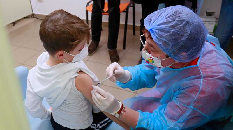 La autorización se basa en un estudio de la respuesta inmunitaria de un grupo de niños que ya permitió, en octubre de 2021. Foto: EFE/ROBERT GHEMENT