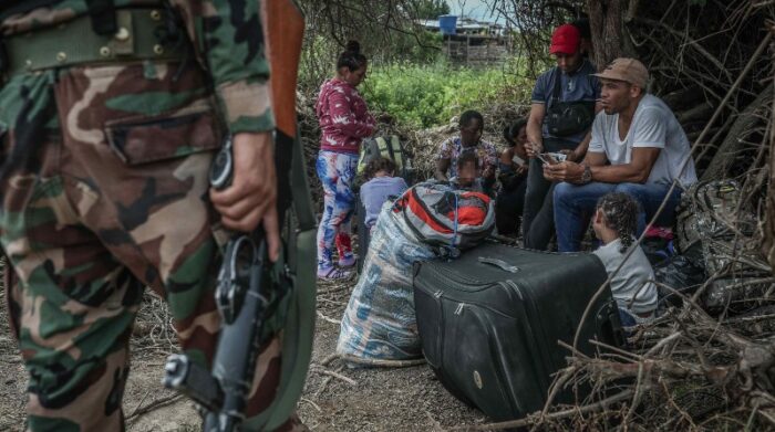 Miembros de la Policía de Perú controlan el paso de migrantes venezolanos que intentan cruzar desde Ecuador. Foto: Aldaír Mejía / EFE