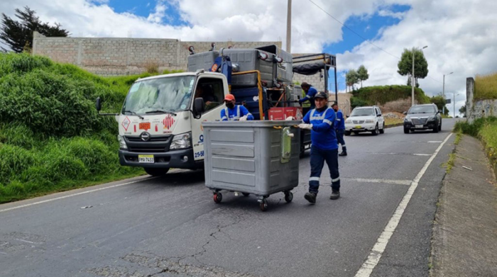 Personal de Emaseo realiza la colocación de los contenedores de basura. Foto: Emaseo