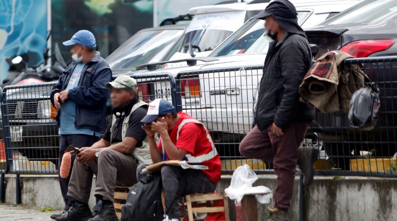 Personas buscando trabajo en calles de Quito. El indicador de desempleo en Pichincha es el más alto a escala nacional. Foto: Patricio Terán / EL COMERCIO