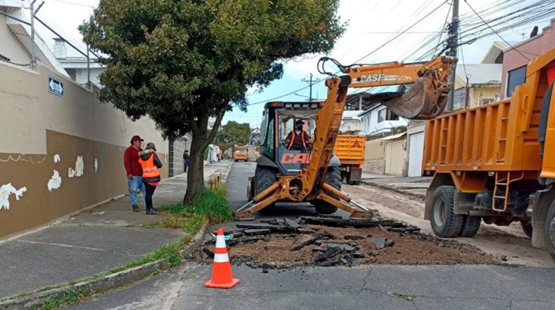 Trabajos de rehabilitación vial en la calle José María Tuerrero en Cotocollao, norte de Quito. Foto: Obras Quito