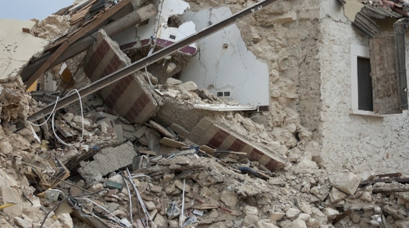 Foto referencial. Seis días después de estar bajo los escombros de un edificio una mujer fue rescatada en China. Foto: Pixabay