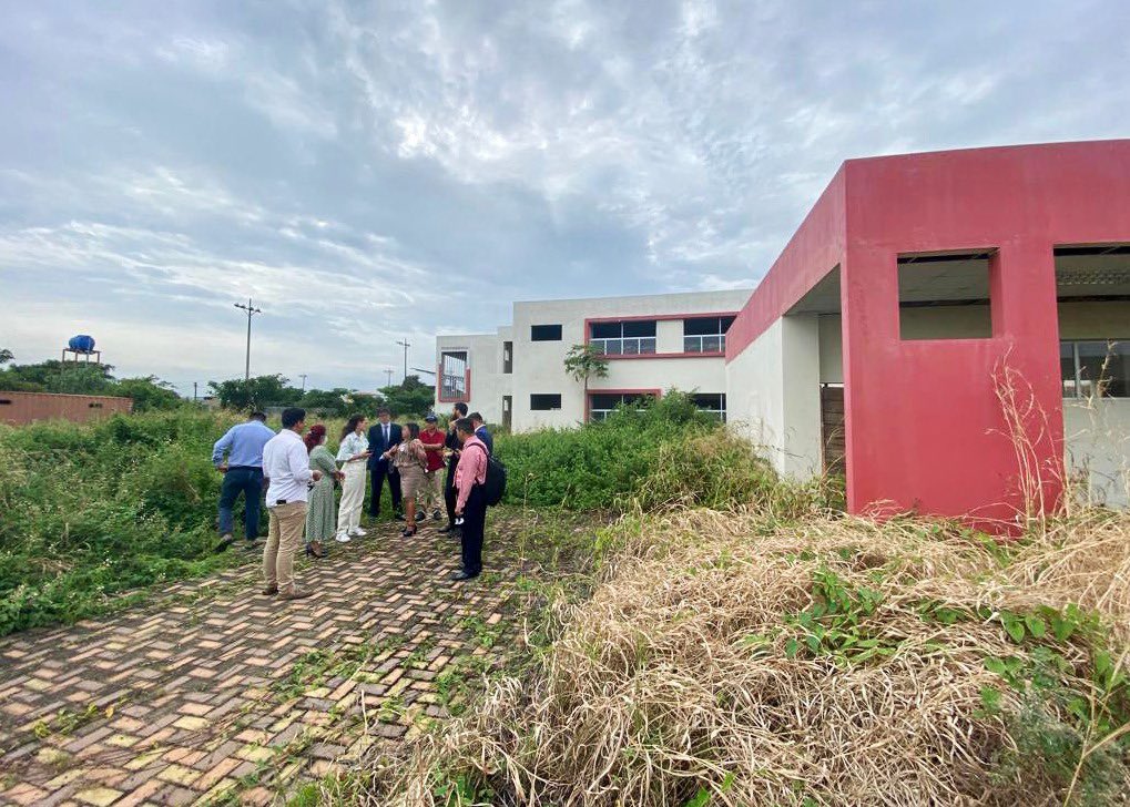 La ministra María Brown visitó la Unidad Educativa Las Acacias, en Guayaquil. Su construcción se paralizó en el 2016 por un litigio que ya fue resuelto. El Gobierno planifica entregar el plantel a fines de este año. Foto: Cortesía del Ministerio de Educación