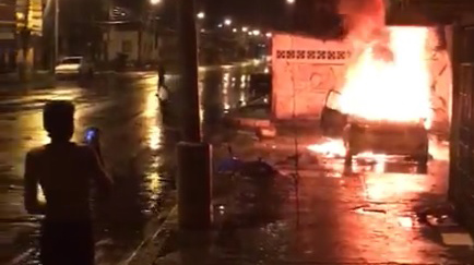 Las imágnes de los vehículos envueltos en llamas fueron registrados en videos que se compartieron en redes sociales. Foto: Captura de pantalla.