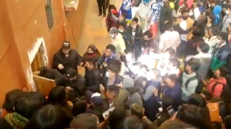 Tras la explosión de una granada lacrimógena en una asamblea universitaria en Bolivia se registran al menos cuatro muertos a causa de una estampida. Foto: Captura