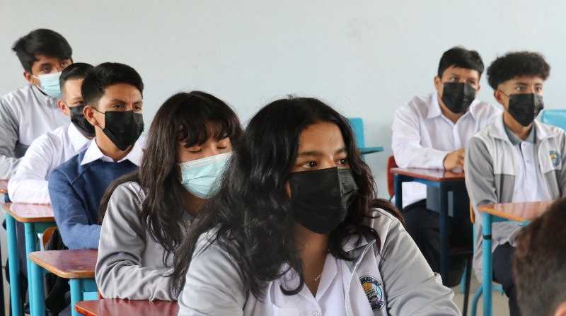 El COE nacional mantiene la recomendación de usar la mascarilla en espacios cerrados. Foto: Ministerio de Educación