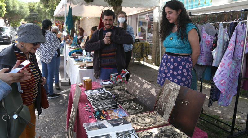 Los expositores en La Floresta ofrecen productos a los residentes de Quito que aún no saben qué regalar a mamá por su día. Foto: Diego Pallero/ EL COMERCIO