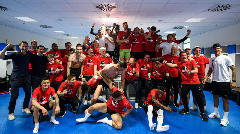Hincapié festejó junto a su equipo Bayer Leverkusen la clasificación a la Champions League. Foto: Twitter Bayer Leverkusen