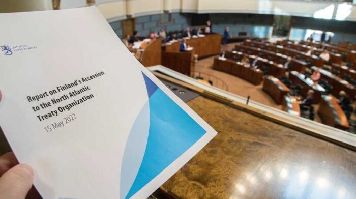 El Parlamento finlandés ratificó este martes por amplia mayoría la solicitud de ingreso del país en la OTAN. Foto: EFE/MAURI RATILAINEN