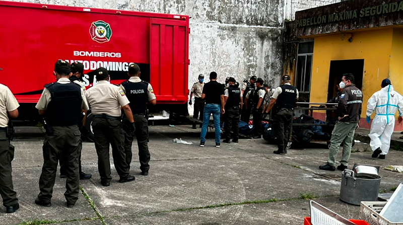 Criminalística realiza el levantamiento de cadáveres en la cárcel de Santo Domingo. Foto: Fiscalía