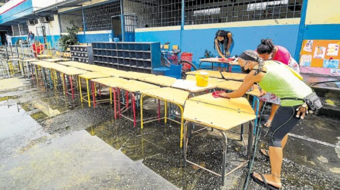 Maestros y padres de familia participaron en los trabajos de limpieza de la Unidad Educativa Alfredo Baquerizo Moreno. Foto:  Enrique Pesantes / El Comercio