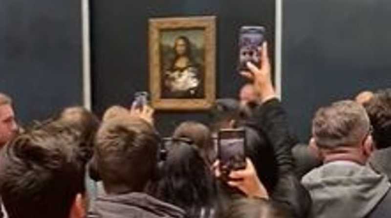 Un hombre disfrazado atacó el cuadro de la Gioconda de Leonardo Da Vinci. Foto: Internet