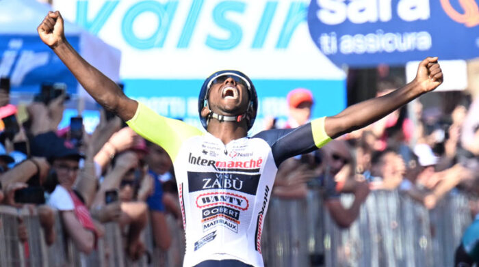 Biniam Girmay celebra al ganar la etapa 10 del Giro de Italia el 17 de mayo del 2022. Foto: EFE