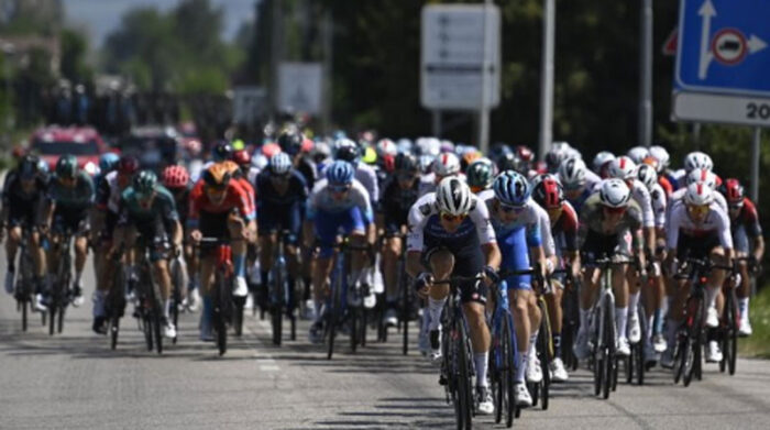 Ciclistas en el Giro de Italia 2022. Foto: Twitter @giroditalia