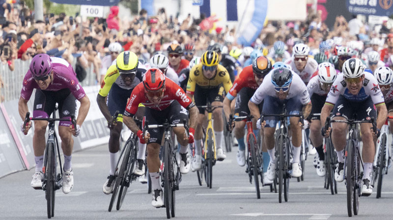 Ciclistas en el Giro de Italia el 12 de mayo del 2022. Foto: EFE