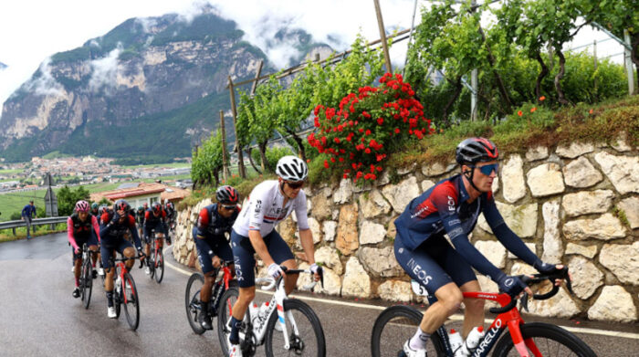 Richard Carapaz (izq.) con sus compañeros del Ineos en la etapa 17 del Giro de Italia. Foto: Twitter @INEOSGrenadiers