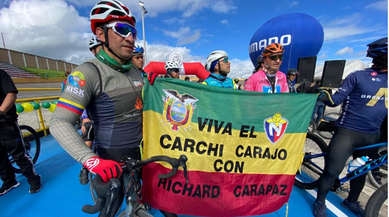 Ciclistas apoyan a Richard Carapaz desde el velódromo de Tulcán, en Carchi. Foto: Patricio Terán / EL COMERCIO
