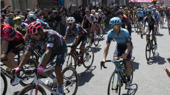 Ciclistas en el Giro de Italia en la etapa cinco, el 11 de mayo del 2022. Foto: EFE