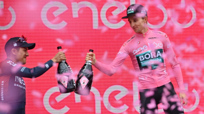 Jai Hindley y Richard Carapaz festejan en el podio del Giro de Italia el 29 de mayo del 2022. Foto: Twitter Giro de Italia