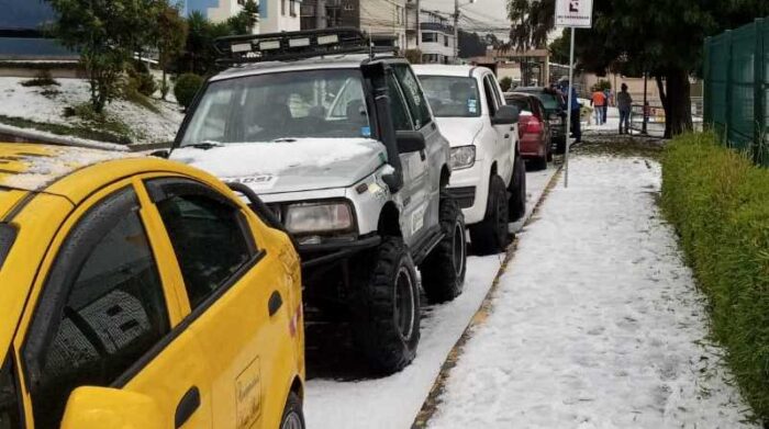 En las calles y veredas se acumularon la bolas de hielo. Foto: Glauber Guerra/ EL COMERCIO