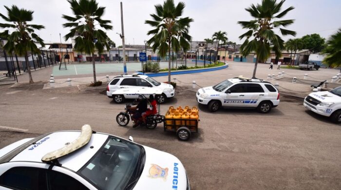 Patrullas de Policía custodian el área de las canchas de la Playita del Guasmo, escenario de un ataque criminal en enero de este 2022. Foto: EL COMERCIO