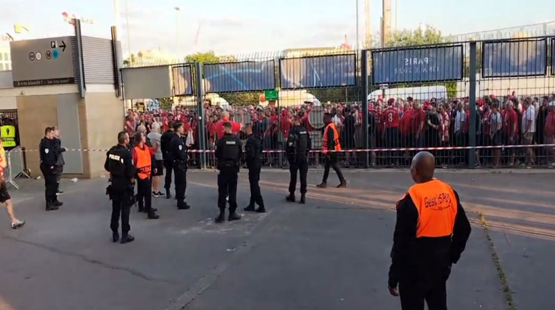 Los hinchas de Liverpool protagonizaron incidentes en los exteriores del estadio, antes de la final de la Champions League. Foto: Captura de pantalla