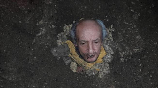 Un hombre de 74 años decidió enterrarse en su propia casa para protestar por el nivel de abandono en el que se encuentra. Foto: El Tiempo (Colombia)