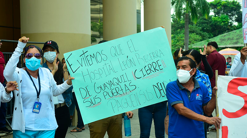 Trabajadores del Hospital León Becerra piden que el Gobierno cancele la deuda con esa casa de salud. Foto: Enrique Pesantes / EL COMERCIO