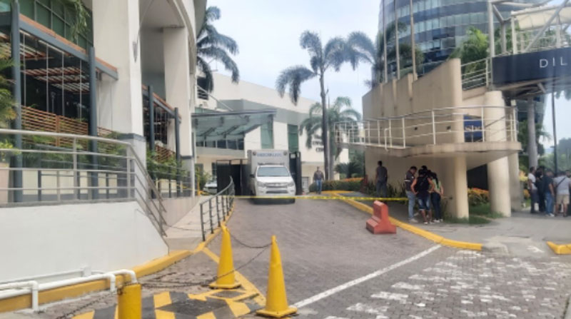 Agentes de la Policía Nacional cercaron el ingreso al hotel, en donde asesinaron al abogado Walter Vallejo. Foto: EL COMERCIO