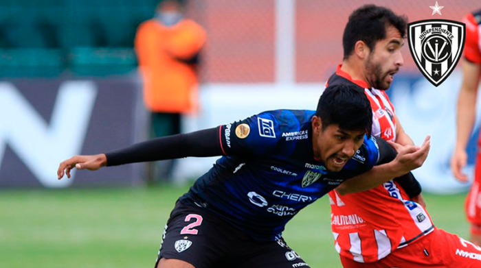 Luis Segovia (izquierda) disputa un balón con un jugador del Técnico Universitario en Ambato. Foto: Twitter @IDV_EC.