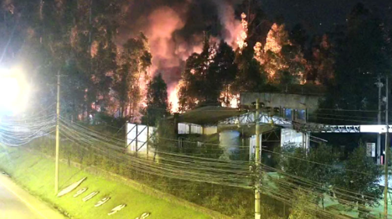 Los Bomberos de Rumiñahui y de Quito sofocaron el incendio en una bodega en Sangolquí. Foto: ECU 911