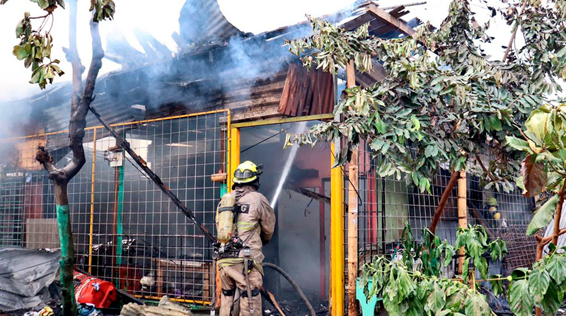 Siete unidades bomberiles acudieron al sitio de la emergencia, en el norte de Guayaquil. Foto: Bomberos Guayaquil