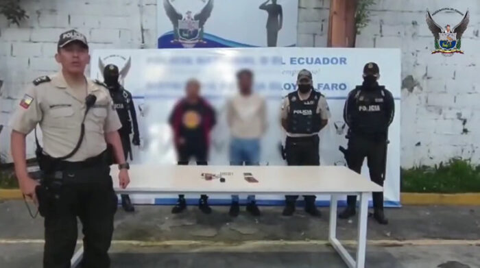 La Policía detuvo a dos ciudadanos, quienes presuntamente estarían implicados en el ataque a estudiante en Quito. Foto: Captura de video Policía Nacional.