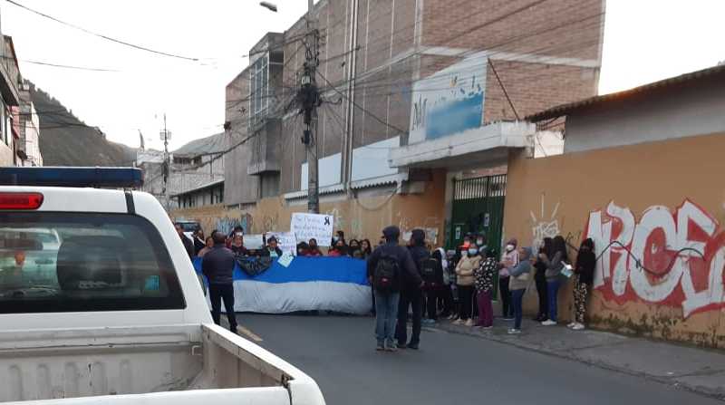 Padres de familia realizaron un plantón en los exteriores del plantel ubicado en La Roldós. Foto: Santiago Sarango / EL COMERCIO
