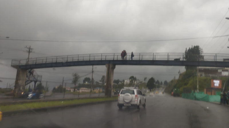 La AMT alertó a los conductores sobre la lluvia que se registró en la av. Simón Bolívar, en el sur de Quito. Foto: Twitter AMT