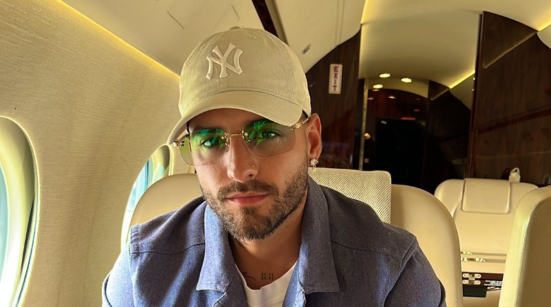 El cantante compartió en Twitter una imagen suya sentado en un avión hacia Colombia. Foto: Instagram Maluma