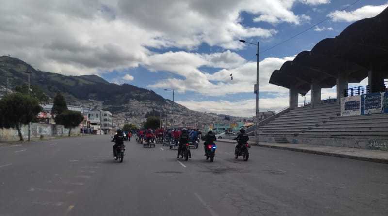 Un grupo de manifestantes avanzan hasta la avenida 24 de Mayo en Quito. Foto: AMT