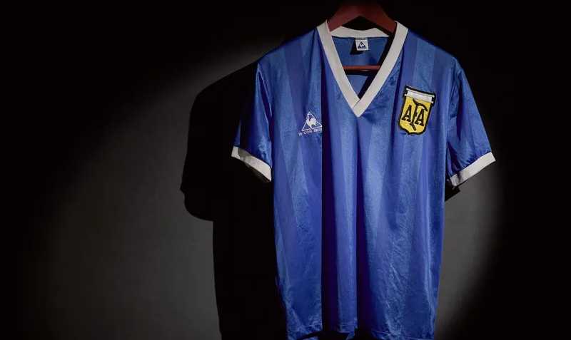 Esta camiseta usó el Diez cuando convirtió el mejor gol de la historia de los Mundiales. Foto: Redes sociales