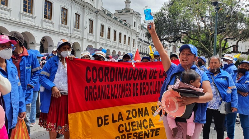 En Cuenca la marcha por el Día de Trabajador se concentró en el Parque Calderón. Foto: Lineida Castillo / El Comercio