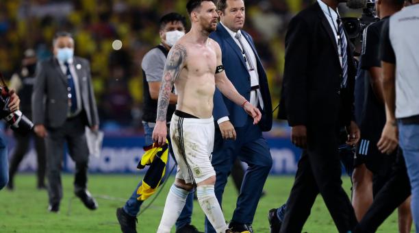 El incidente de un hincha que invadió la cancha para hacerse un selfie con Messi fue sancionado por la FIFA a Ecuador. Foto: Archivo/ EFE