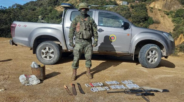 Militares decomisaron amas, municiones y explosivos en un campamento de minería ilegal en Azuay. Foto: Cortesía/ FF.AA.