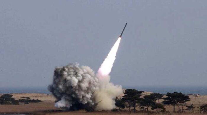 Imagen referencial. Corea del Norte testó este miércoles tres misiles. Foto: Internet