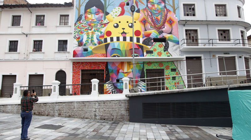 La imagen de Pikachu en un mural que la Embajada de España donó a Quito, por el Bicentenario de la Independencia, generó distintas reacciones. Foto: Patricio Terán/ EL COMERCIO
