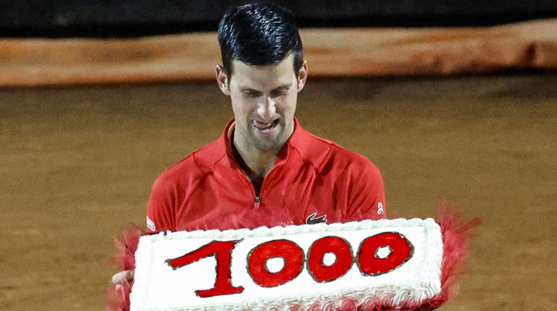 Novak Djokovic sostiene un pastel con el número de su victoria número 1000 en el circuito profesional, obtenida después de ganar su partido de semifinales contra Casper Ruud en el Abierto de Italia en Roma, Italia, el 14 de mayo de 2022. Foto: EFE