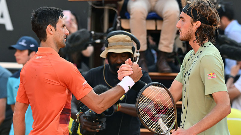 Novak Djokovic saluda con Stefanos Tsitsipas el 15 de mayo del 2022. Foto: EFE