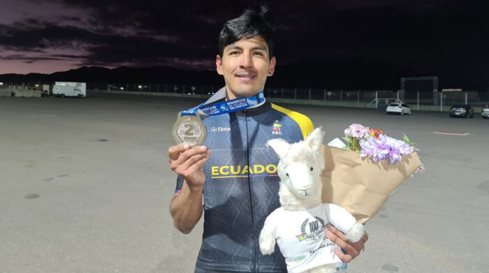 Sebastián Novoa con su medalla de plata. Foto: Comité Olímpico Ecuatoriano
