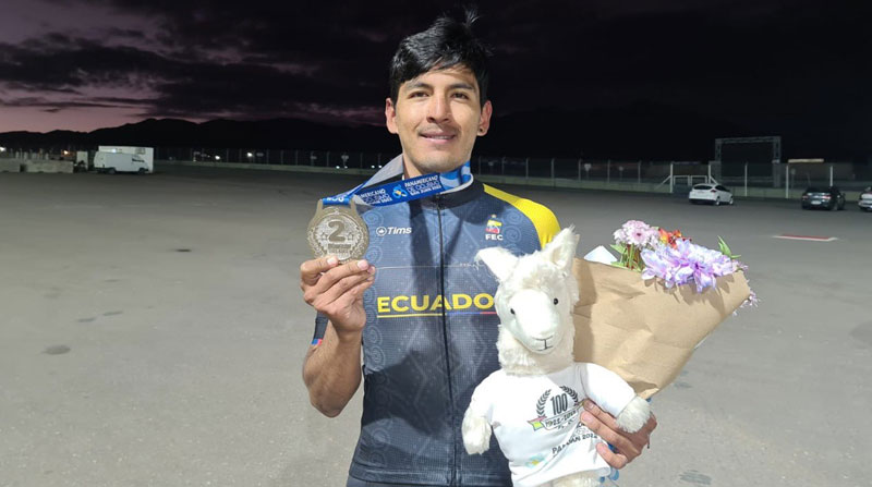 Sebastián Novoa con su medalla de plata. Foto: Comité Olímpico Ecuatoriano