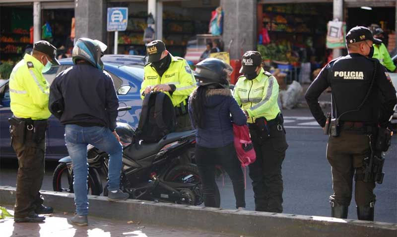 La Policía revisó vehículos y las personas que se movilizaban en motocicleta. Foto: Patricio Terán / EL COMERCIO
