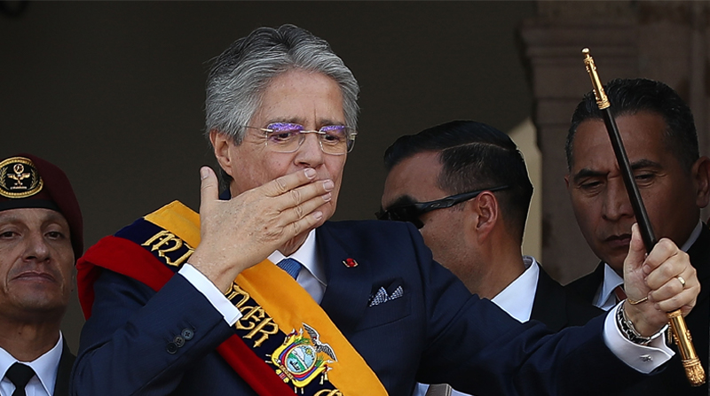 Guillermo Lasso, presidente de Ecuador, saluda a simpatizantes tras presentar su Informe a la Nación, el 24 de mayo. Foto: José Jácome/ EFE